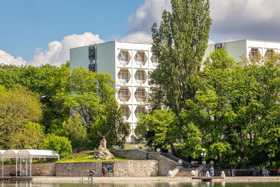 Корпуса санатория им. 30-летия Победы на берегу Курортного озера в Железноводске